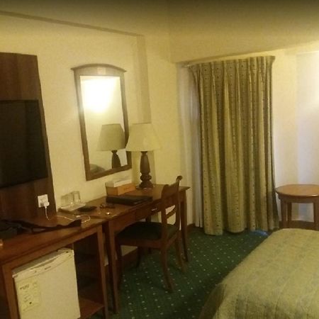 Embassy Inn, Karachi Bagian luar foto