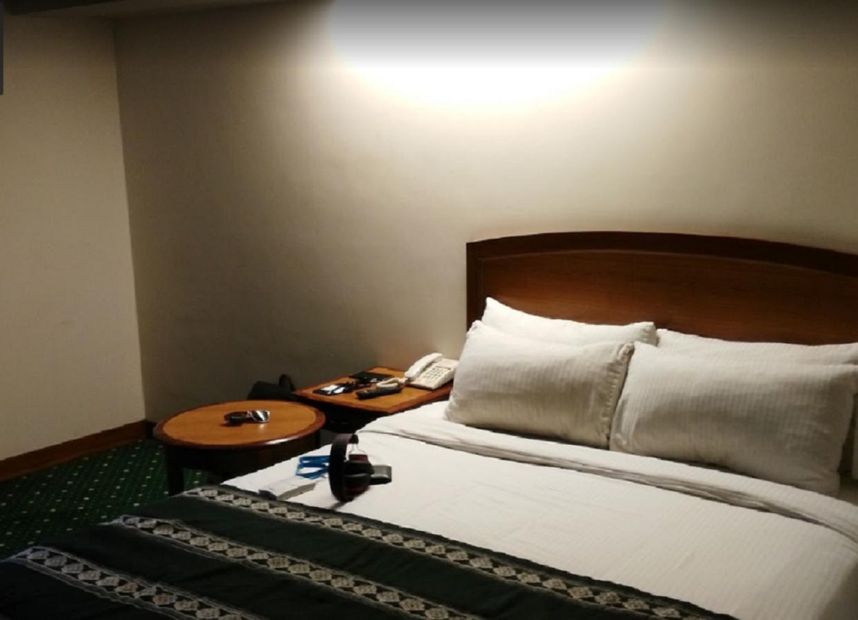 Embassy Inn, Karachi Bagian luar foto