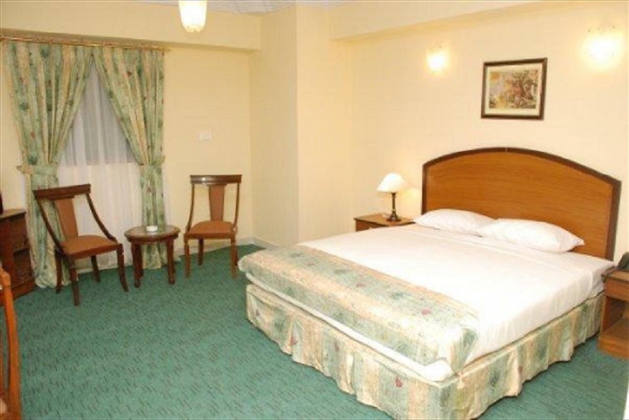 Embassy Inn, Karachi Bagian luar foto