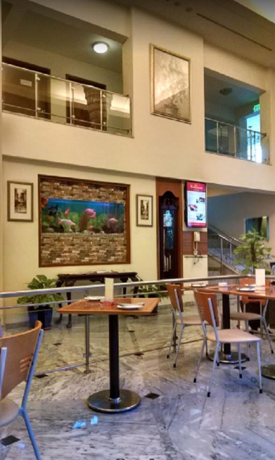 Embassy Inn, Karachi Bagian luar foto