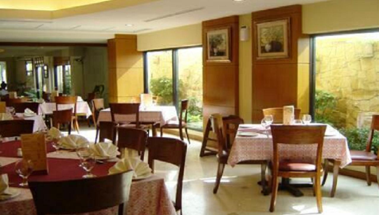 Embassy Inn, Karachi Bagian luar foto