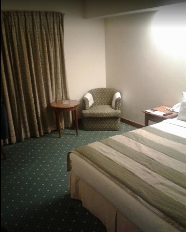 Embassy Inn, Karachi Bagian luar foto