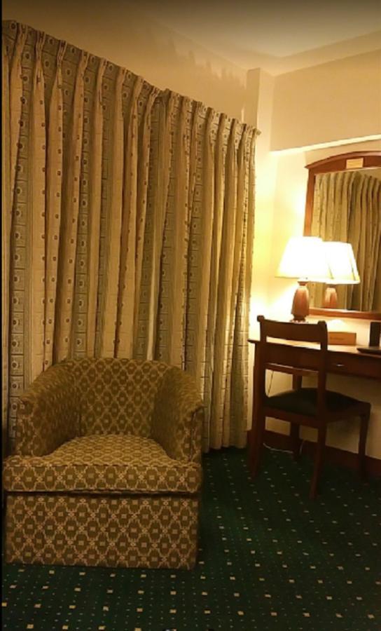 Embassy Inn, Karachi Bagian luar foto
