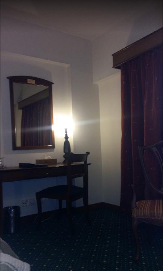 Embassy Inn, Karachi Bagian luar foto